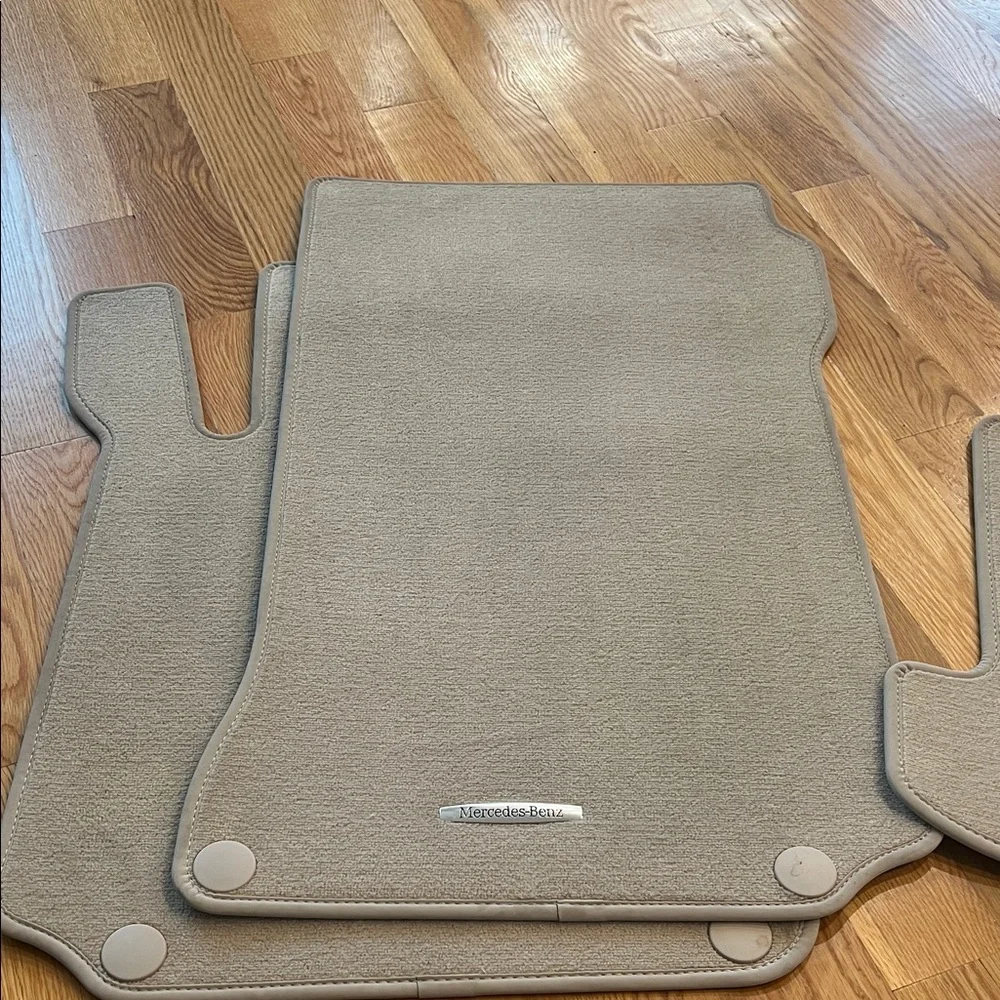 Tan Car Floor Mats. New only 3 pieces as you see on the pictures. No used - Picture 1 of 9